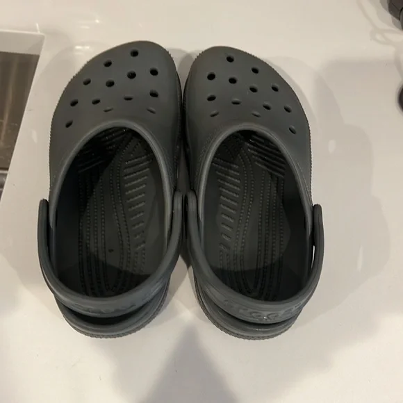 GUC Kids Grey Crocs - Picture 4 of 10